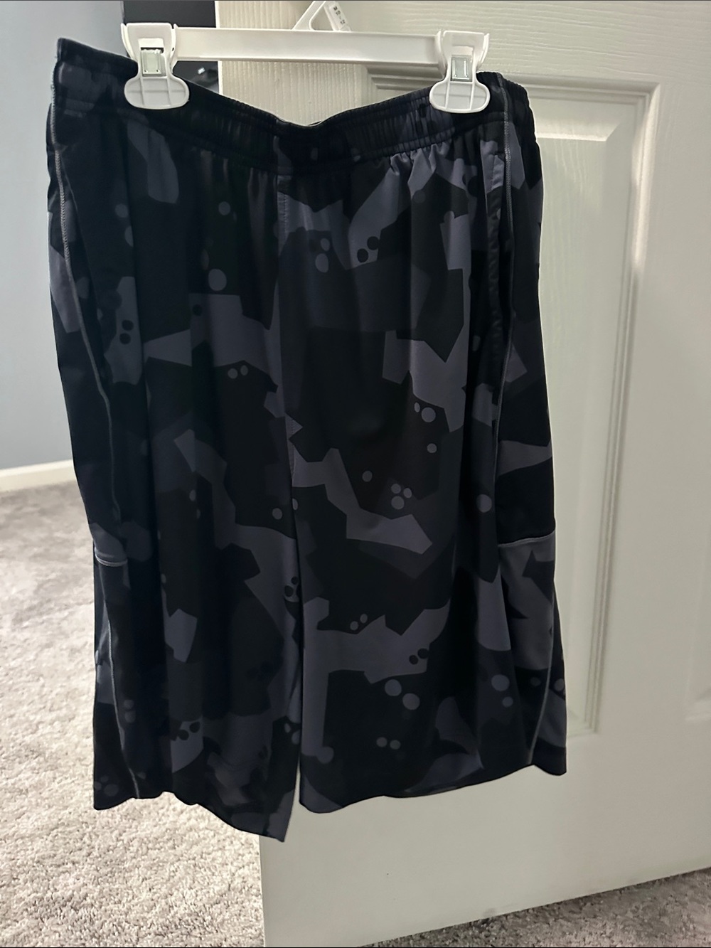 Under Armour Men's Black and Gray Camo Athletic Shorts